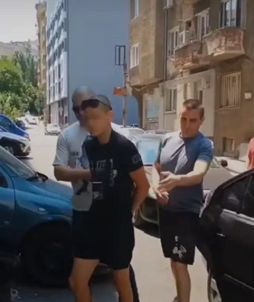 Закопчани с белезници: Изтекоха кадри от ареста на тийнейджърите, нахвърлили се на случайни хора в София