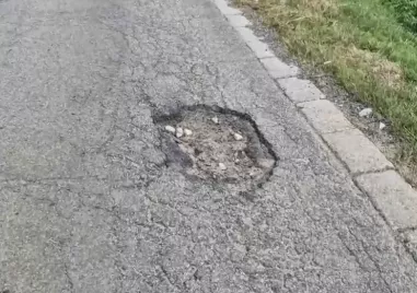 Глобиха шофьорка, пропаднала в огромна дупка и спукала гума