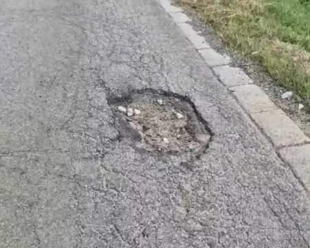 Глобиха шофьорка, пропаднала в огромна дупка и спукала гума