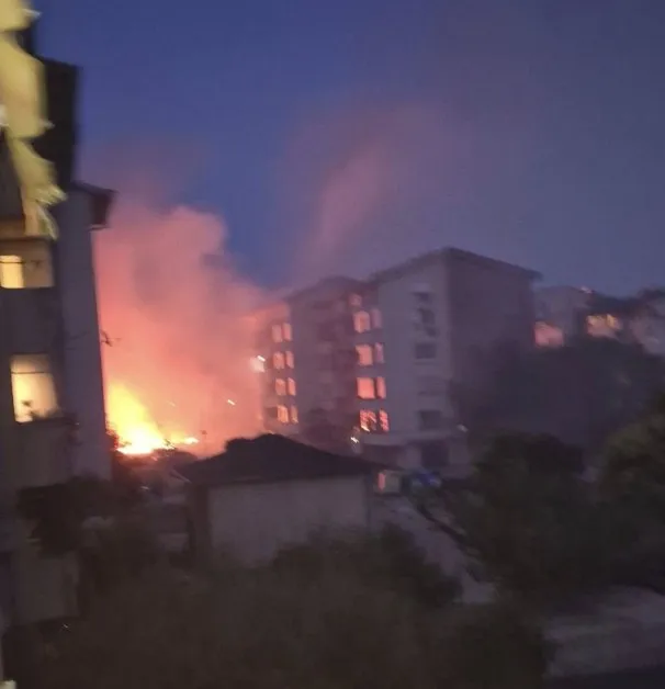 Заради фойерверки: Пожар гори до блокове в Карлово