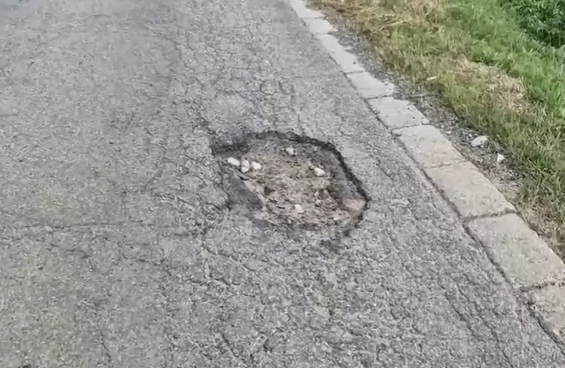 Глобиха шофьорка, пропаднала в огромна дупка и спукала гума
