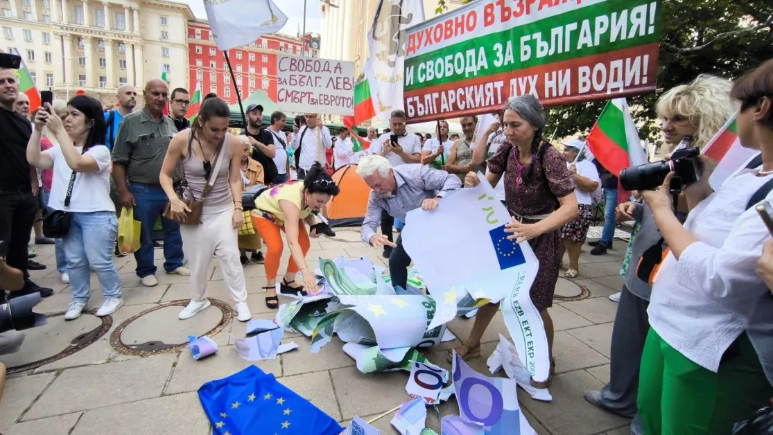 Протестиращи горят евро в центъра на София