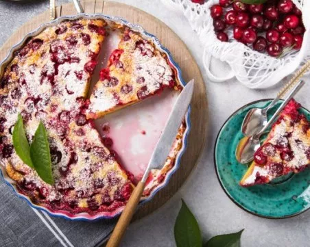 Как да си приготвим вкусен сладкиш с череши с малко брашно