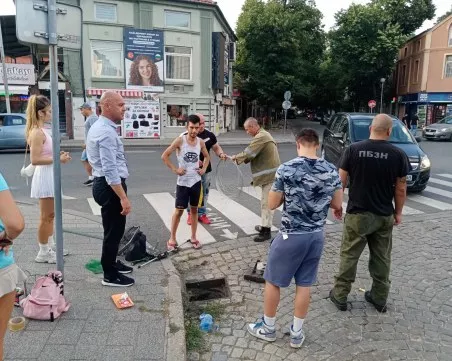 Малко котенце пропадна в шахта, опитват се да го спасят