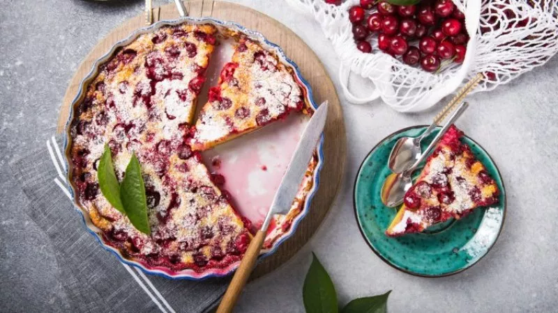 Как да си приготвим вкусен сладкиш с череши с малко брашно