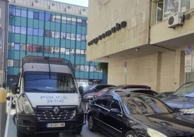 Антикорупционната комисия извършва акция в Министерството на енергетиката Около сградата