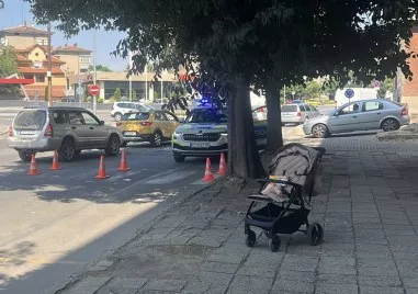 Майка с детска количка е блъсната от автомобил на пешеходна