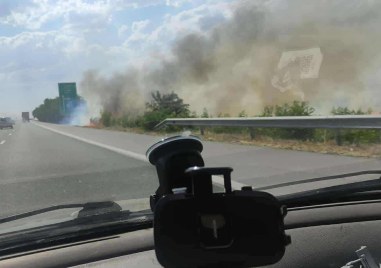 Пожари бушуват на АМ Тракия, районът около Ямбол е силно задимен