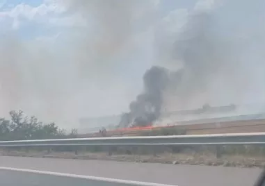 Пожари бушуват на АМ Тракия в района на Ямбол сигнализират