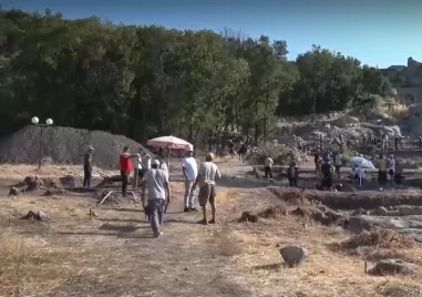 Началото на тазгодишните разкопки на Перперикон беше дадено официално пред журналисти от ръководителя на