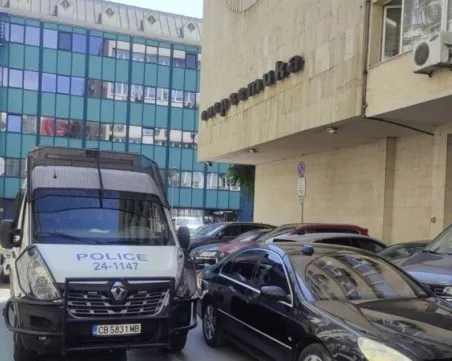 Антикорупционната комисия влезе в Министерство на енергетиката, полиция има и на адреса на Росен Христов