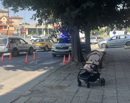 Блъснаха майка с детска количка на пешеходна пътека в Казанлък