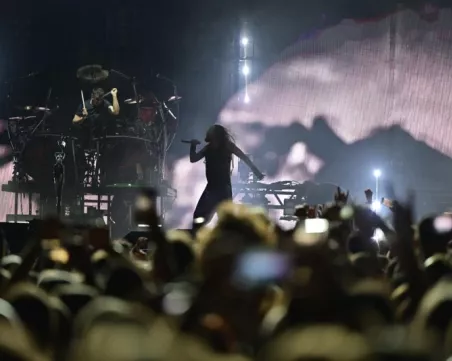 На фест в Пловдив: Хора с увреден слух преживяват магията на музиката със специални костюми