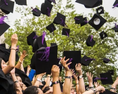 На първо четене: Няма да се повишават таксите за студенти платено обучение