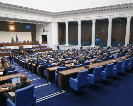 Народното събрание разглежда днес четвъртия вот на недоверие към кабинета 