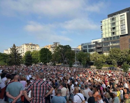 Стотици се събраха на протест в подкрепа на кмета Коцев във Варна