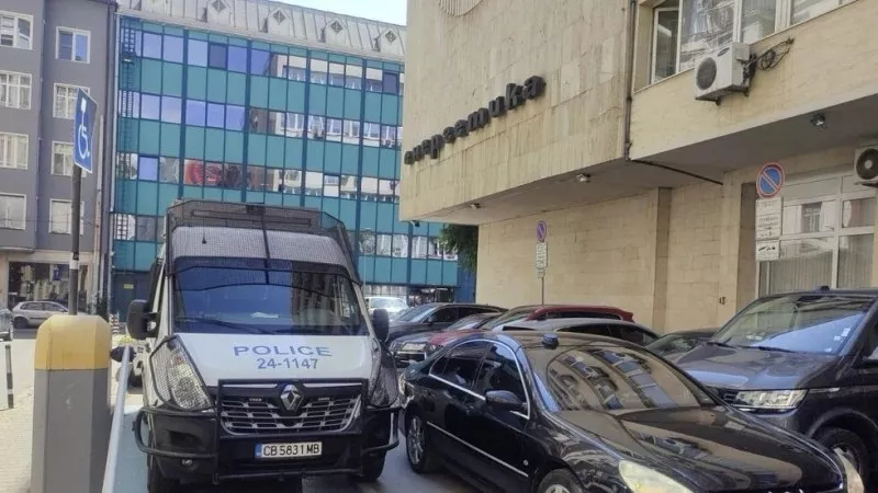 Антикорупционната комисия влезе в Министерство на енергетиката, полиция има и на адреса на Росен Христов