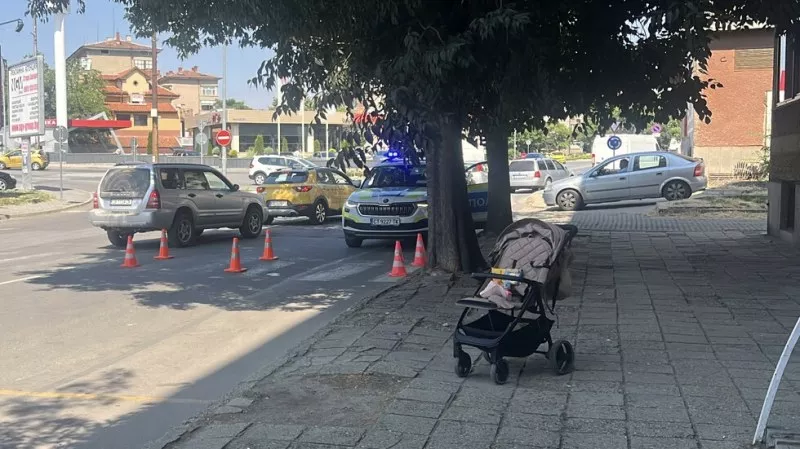 Блъснаха майка с детска количка на пешеходна пътека в Казанлък
