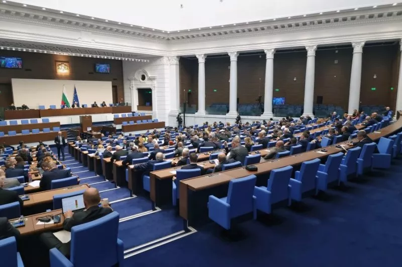 Народното събрание разглежда днес четвъртия вот на недоверие към кабинета