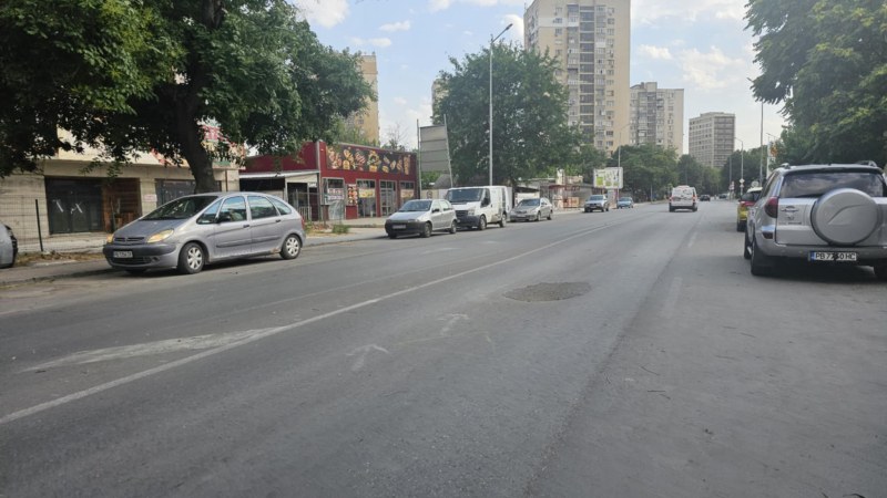 Пропадна част от асфалтова настилка на ул. Брезовско шосе, съобщиха