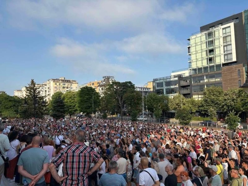 Стотици се събраха на протест в подкрепа на кмета Коцев във Варна