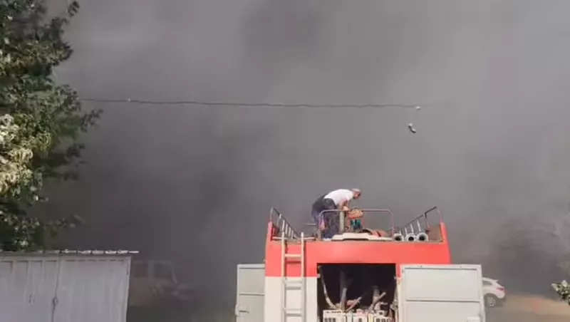 1400 кв. м складове са унищожени от пожара в Поповица, 20 гаража и 2 автомобила изгоряха в Пазарджик