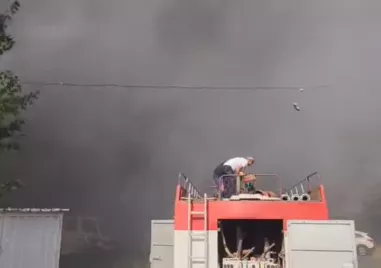 1400 кв. м складове са унищожени от пожара в Поповица, 20 гаража и 2 автомобила изгоряха в Пазарджик
