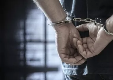 19-годишен рецидивист се нахвърли на полицай и опита да избяга от ареста – изправят го пред съда в Пловдив