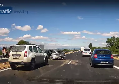 Катастрофа между два автомобила предизвика задръстване по автомагистрала Тракия при