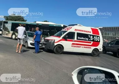 Кола се удари в линейка с включени светлини на голям пловдивски булевард