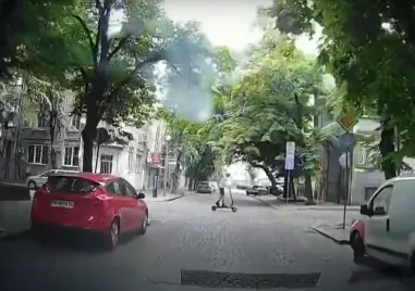 Водач на електрическиа тротинетки отново се оказа в центъра на