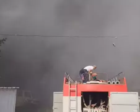 1400 кв. м складове са унищожени от пожара в Поповица, 20 гаража и 2 автомобила изгоряха в Пазарджик