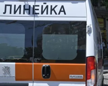Двама украинци загинаха, след като откъсната от вятъра ламарина ги бутна от покрив