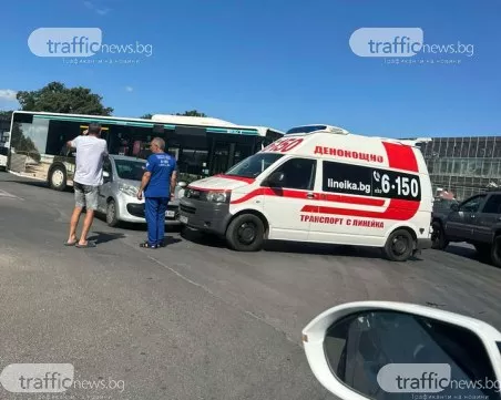 Кола се удари в линейка с включени сирени на голям пловдивски булевард