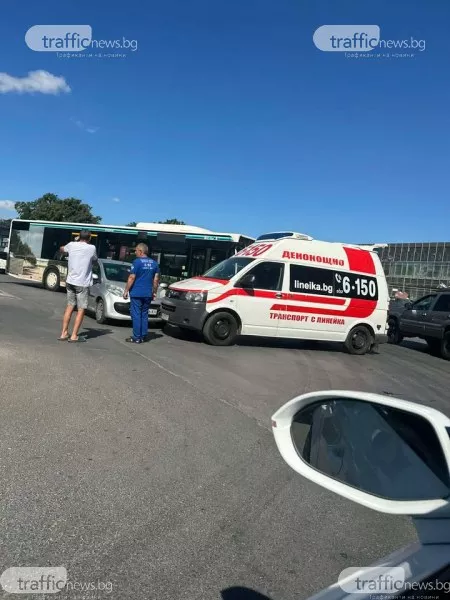 Кола се удари в линейка с включени светлини на голям пловдивски булевард