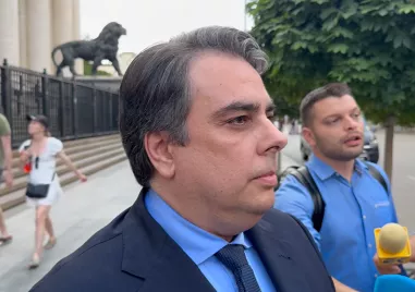 Асен Василев се отказва от имунитета си, отрече да е вземал пари