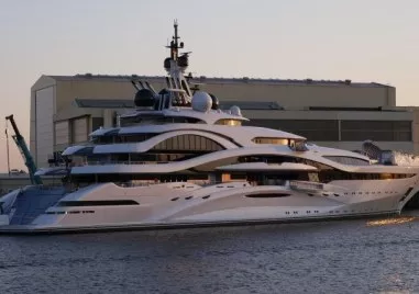 Суперяхтата Sea Lady II, дълга 41 метра, се запали в Сен Тропе