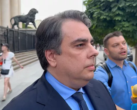 Асен Василев се отказва от имунитета си, отрече да е вземал пари
