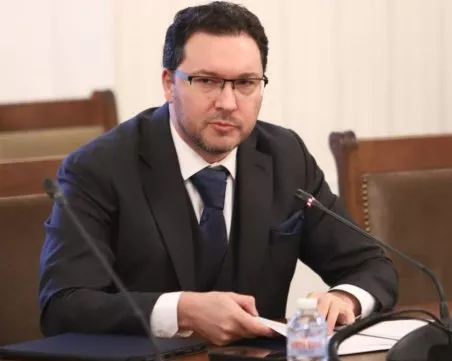 Близо 200 единици техника за гасене на пожари обеща Даниел Митов