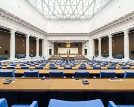 Депутатите гласуват четвъртия вот на недоверие към кабинета 