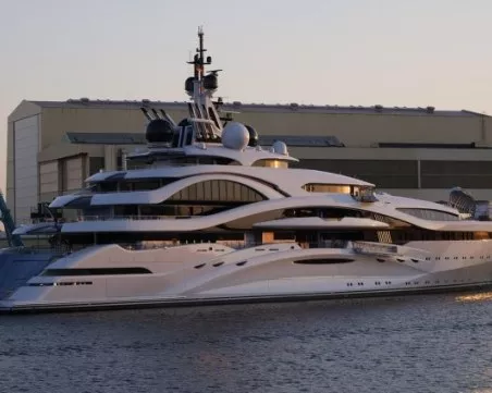 Суперяхтата Sea Lady II, дълга 41 метра, се запали в Сен Тропе