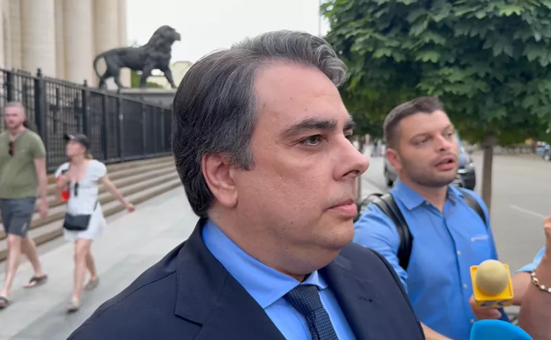 Асен Василев се отказва от имунитета си, отрече да е вземал пари
