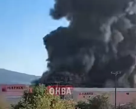 Голям пожар в завод за пластмаса край Атина