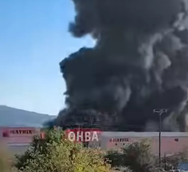 Голям пожар в завод за пластмаса край Атина
