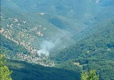 Голям пожар в село Косово, над 50 души се борят с огъня