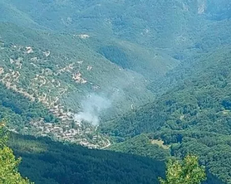 Голям пожар в село Косово, над 50 души се борят с огъня