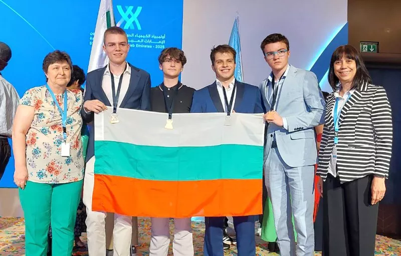 Четири медала спечелиха български ученици от Международната олимпиада по химия в Дубай