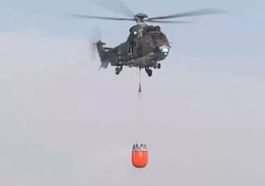 Два военни хеликоптера участват в гасенето на пожара в Рила