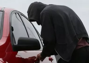 Полицията спипа двама апаши, разбили лек автомобил и откраднали инструменти и оборудване