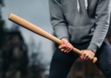 Посред бял ден: Маскирани с бухалки нахлуха в кметството на софийско село, търсели кмета